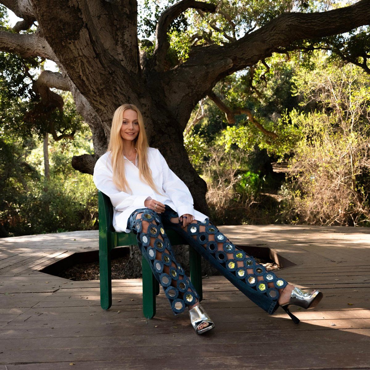 Louise Rosager seated beneath an oak tree